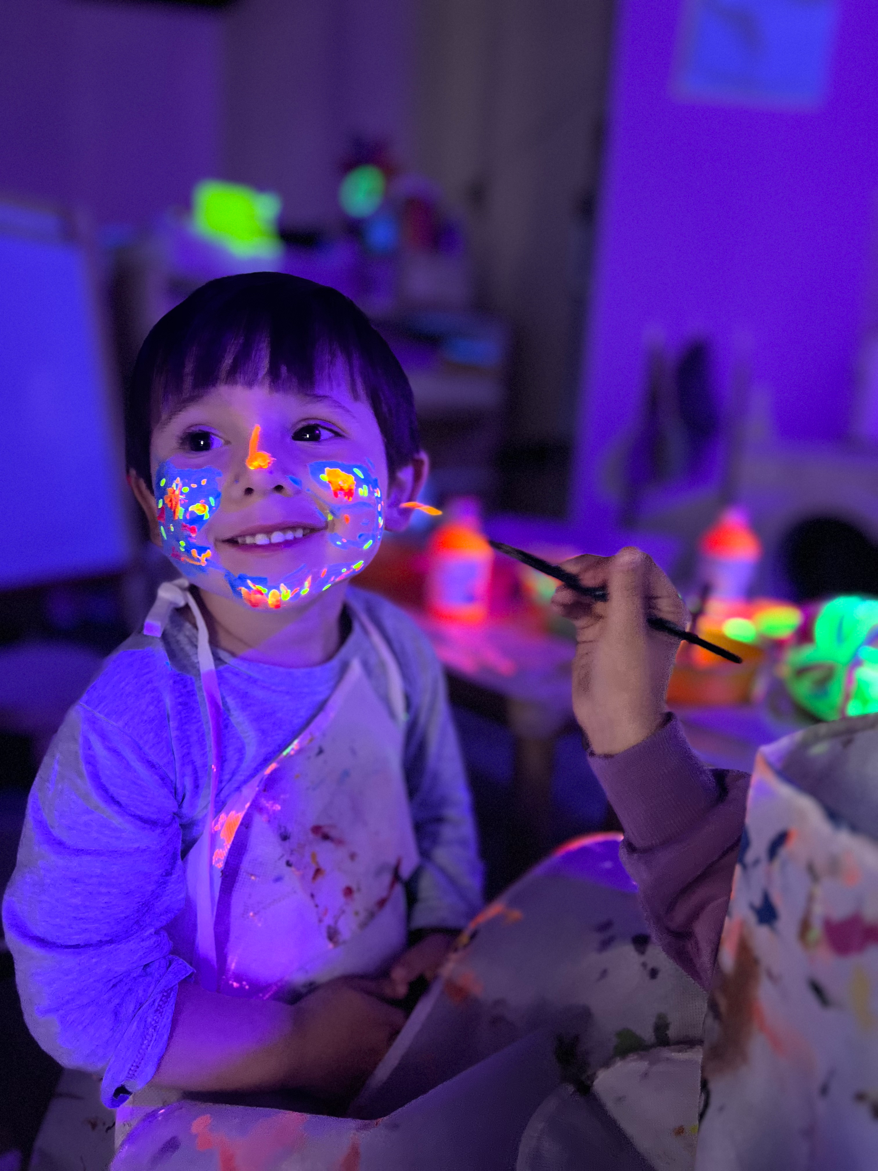 Un niño jugando con la luz negra