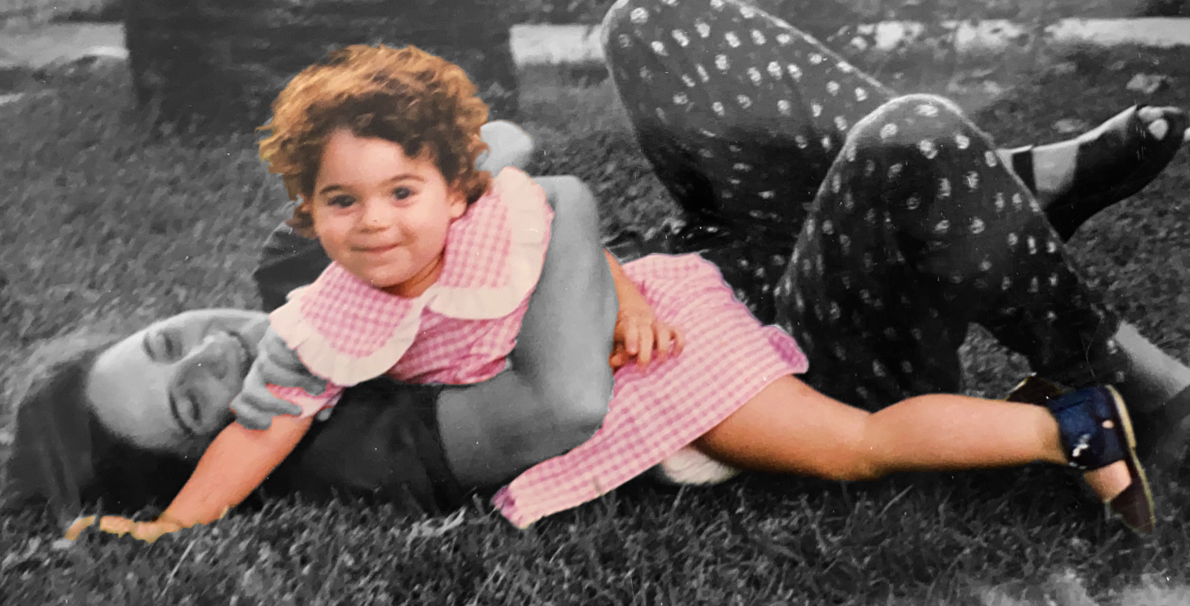 Foto de María de pequeña con su madre