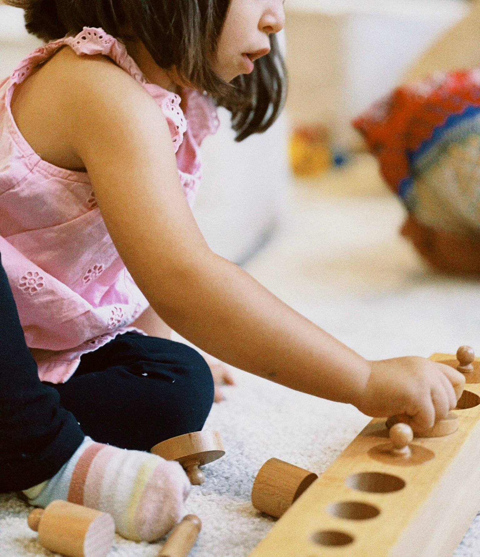 Foto de una niña en micro utilizando material Montessori