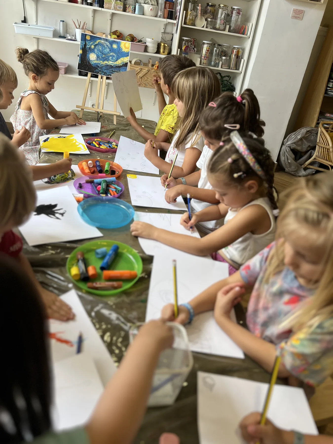 Peques dibujando y pintando juntos en el atelier de Micro