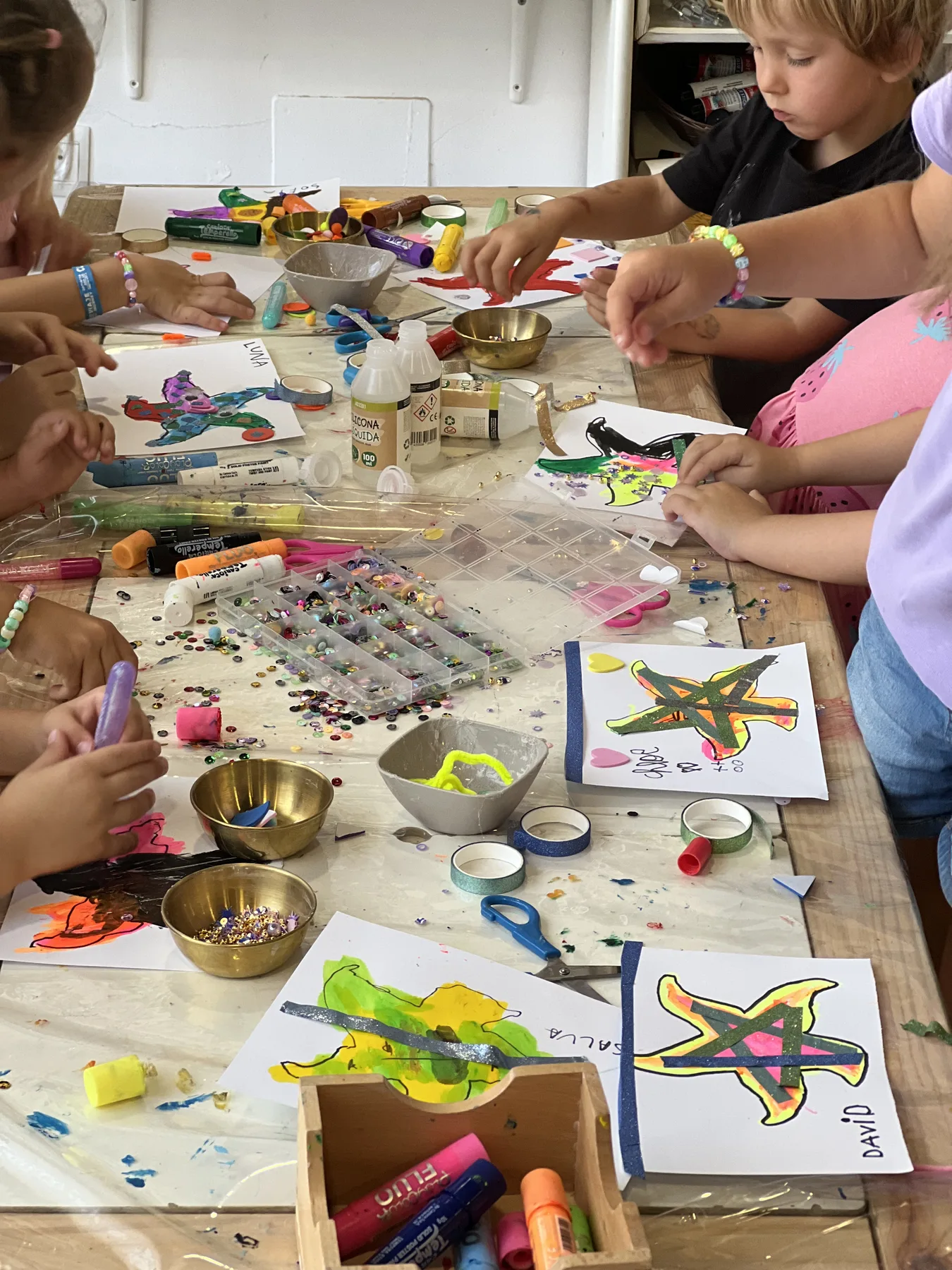 Peques creando juntos durante un campamento artístico en Micro