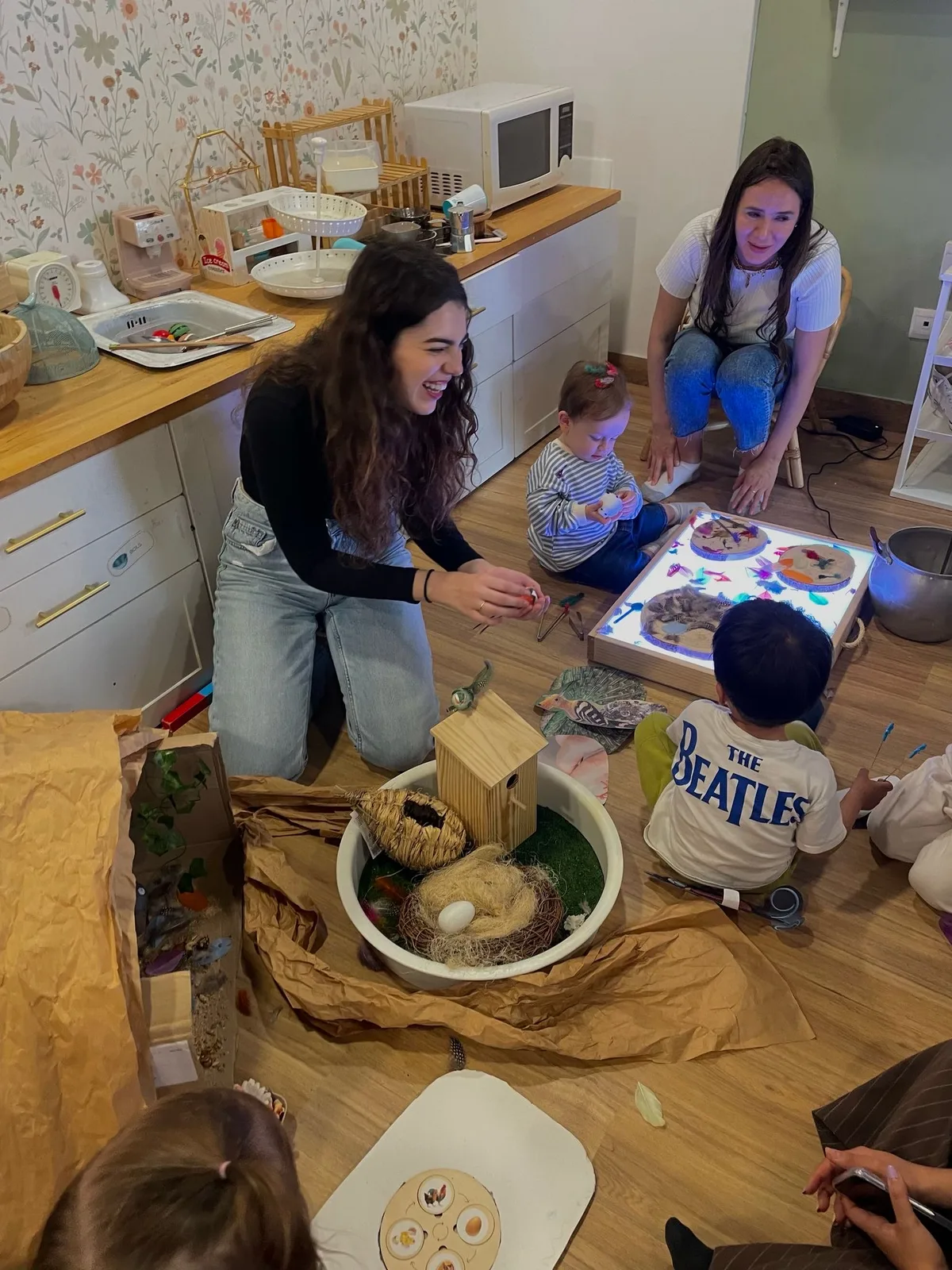 Familias y peques compartiendo una actividad sensorial