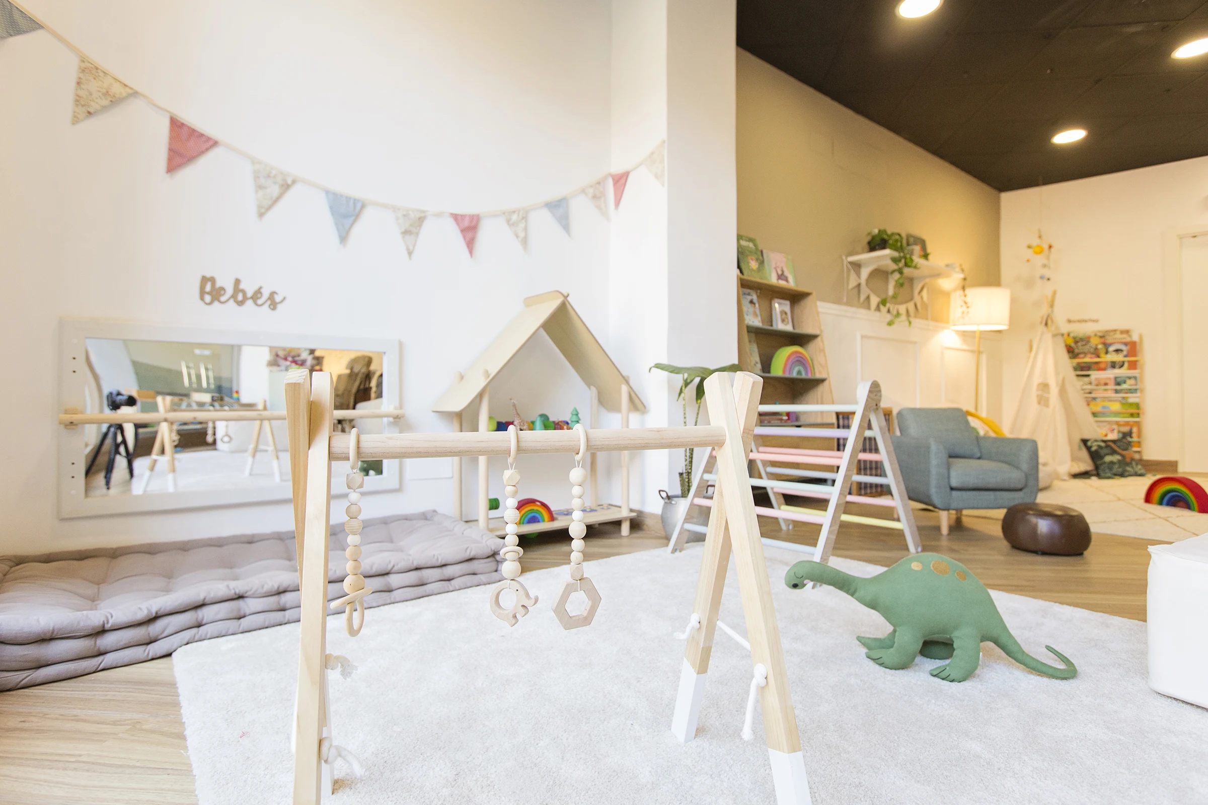 Vista general del espacio infantil Micro con sus zonas de juego, lectura y movimiento