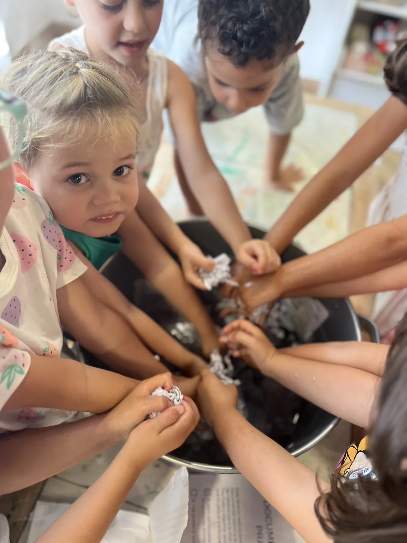 Peques explorando juntos una propuesta sensorial en Micro
