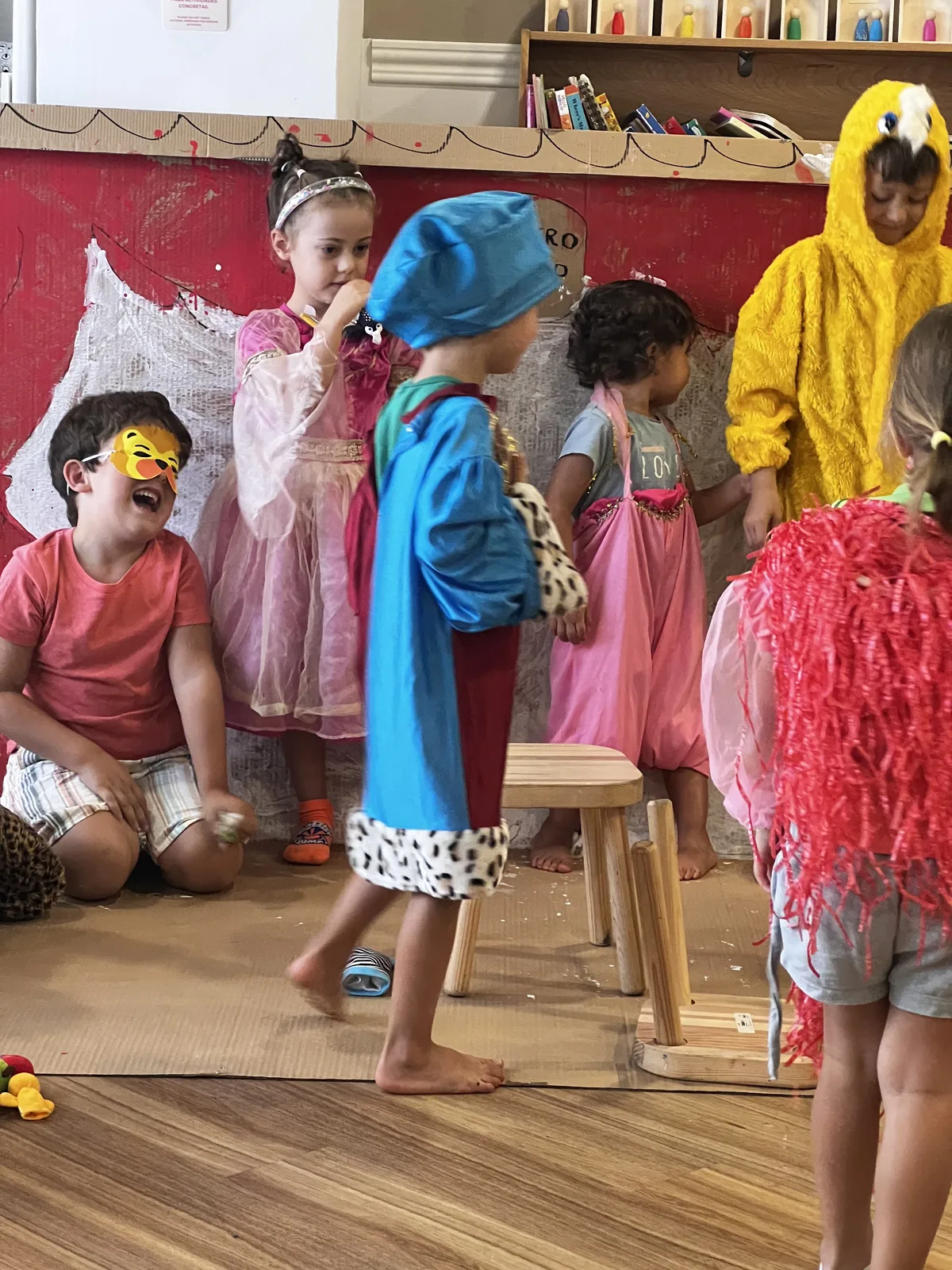 Peques representando una historia con disfraces creados en Micro